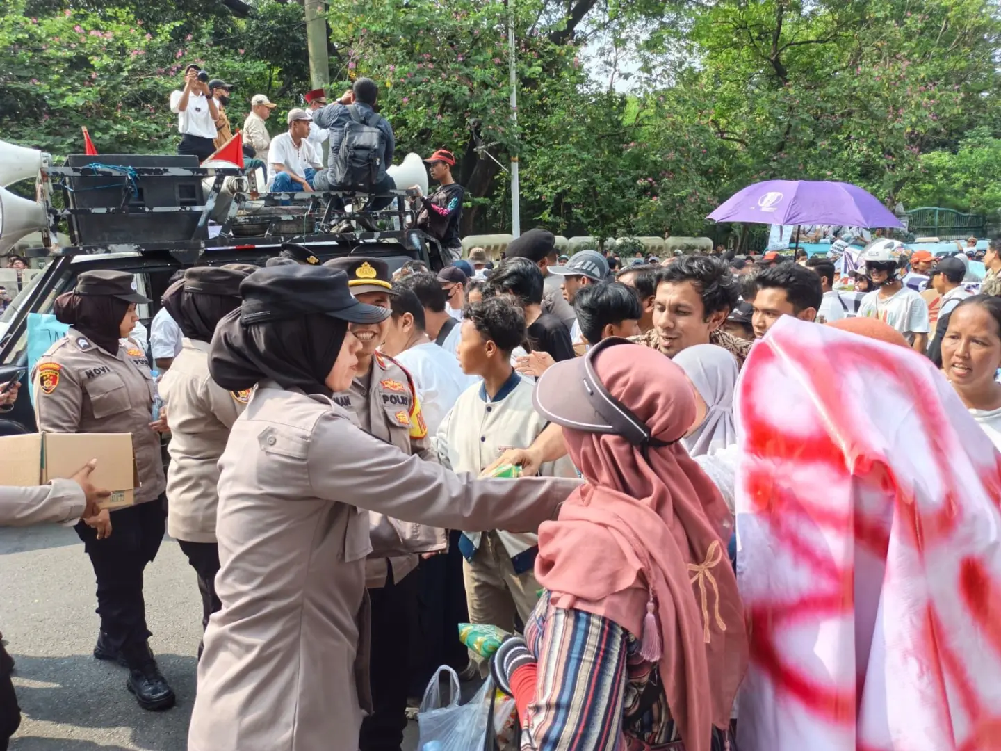 central-jakarta-police-distribute-snacks-and-mineral-water-to-protesters