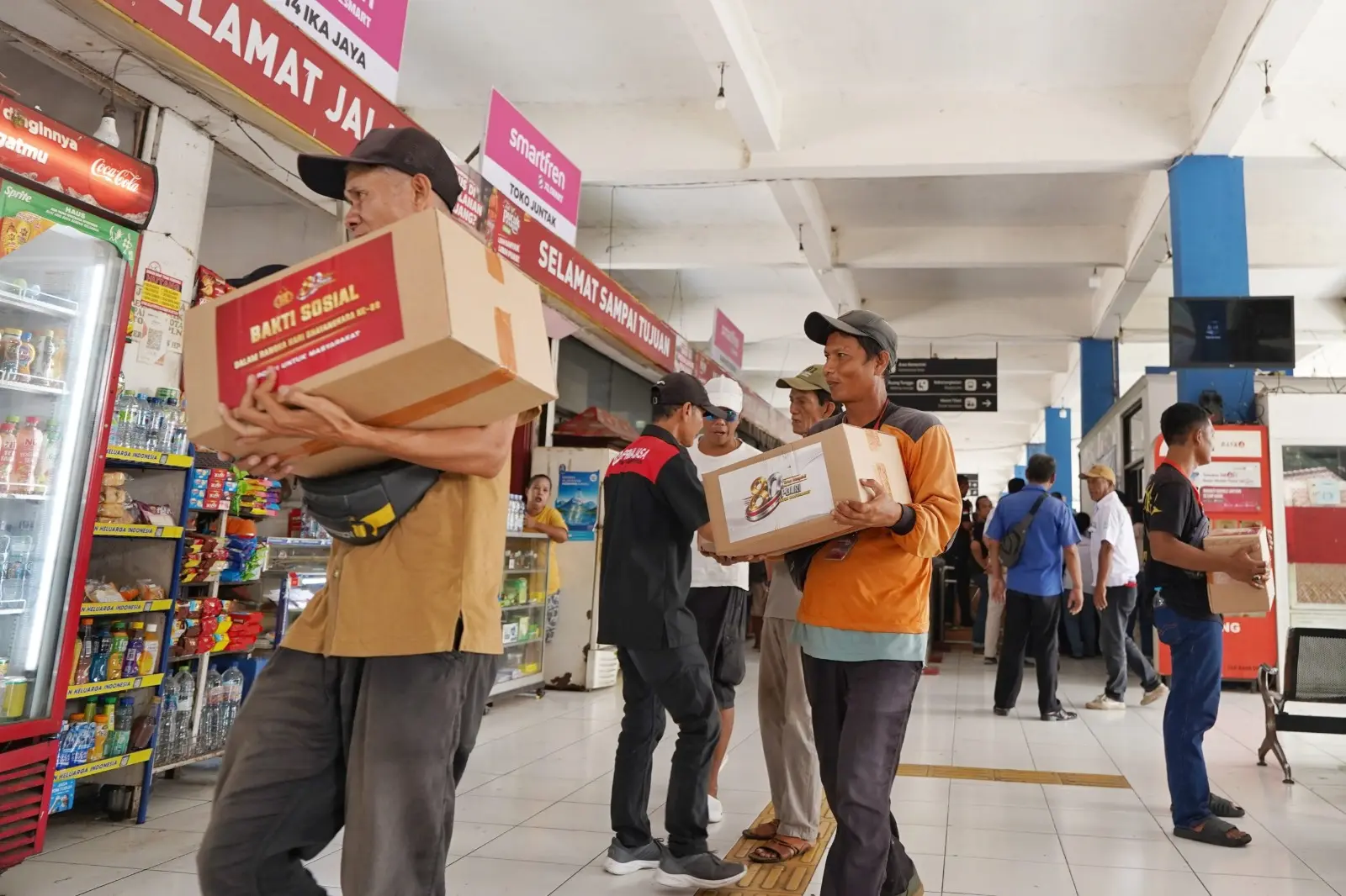 inp-distribute-750-food-packages-at-kampung-rambutan-terminal