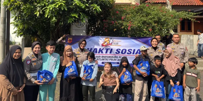 west-java-traffic-police-distribute-social-aid-and-safety-education