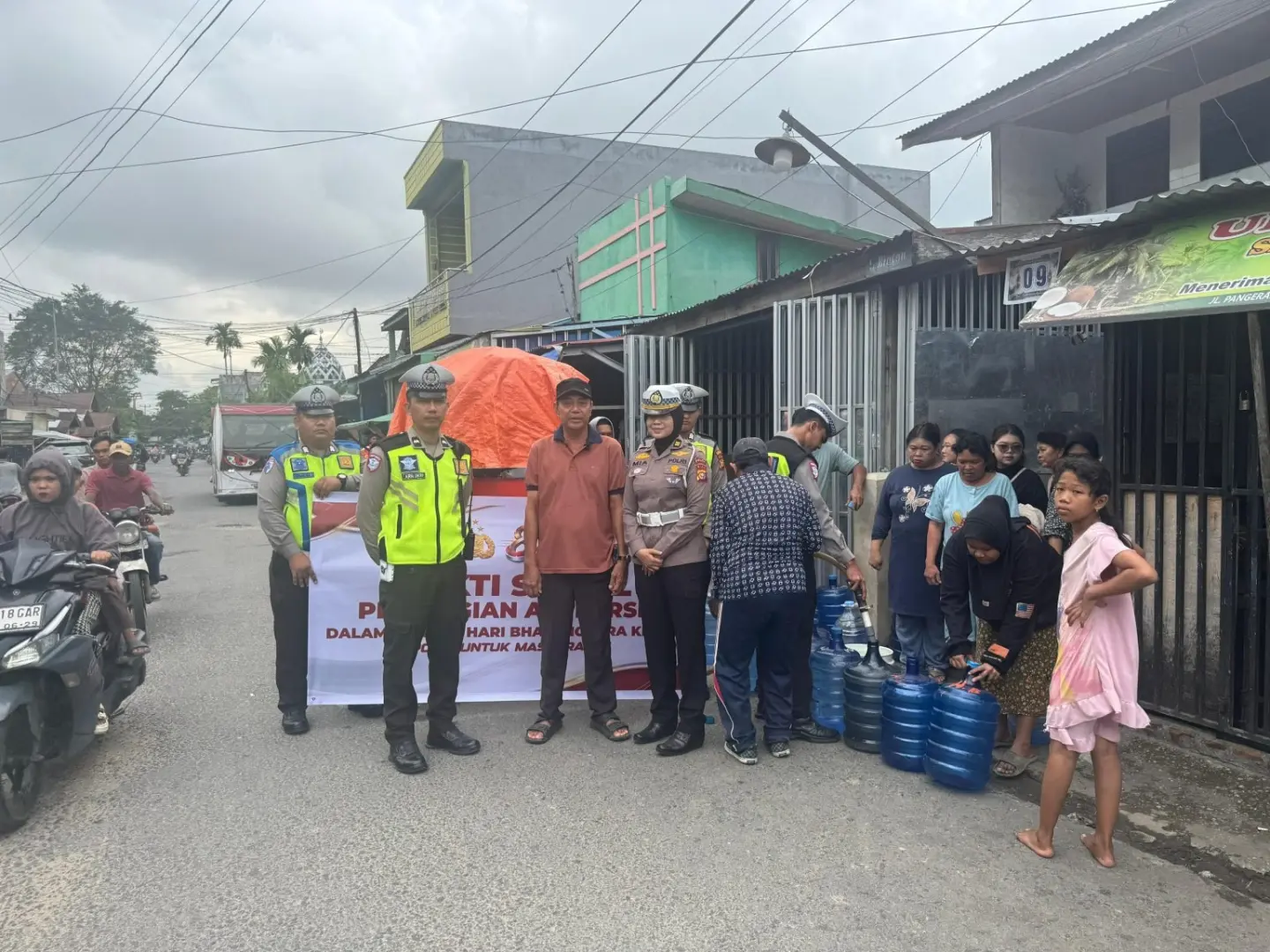 indragiri-hilir-police-distribute-clean-water-for-80th-bhayangkara-day