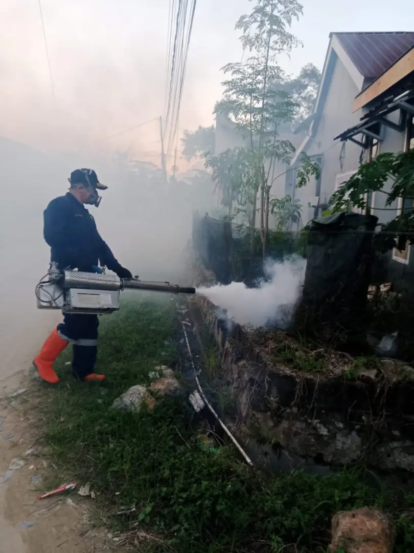 southeast-sulawesi-police-deploys-larvae-patrol-to-combat-dengue-in-lepo-lepo