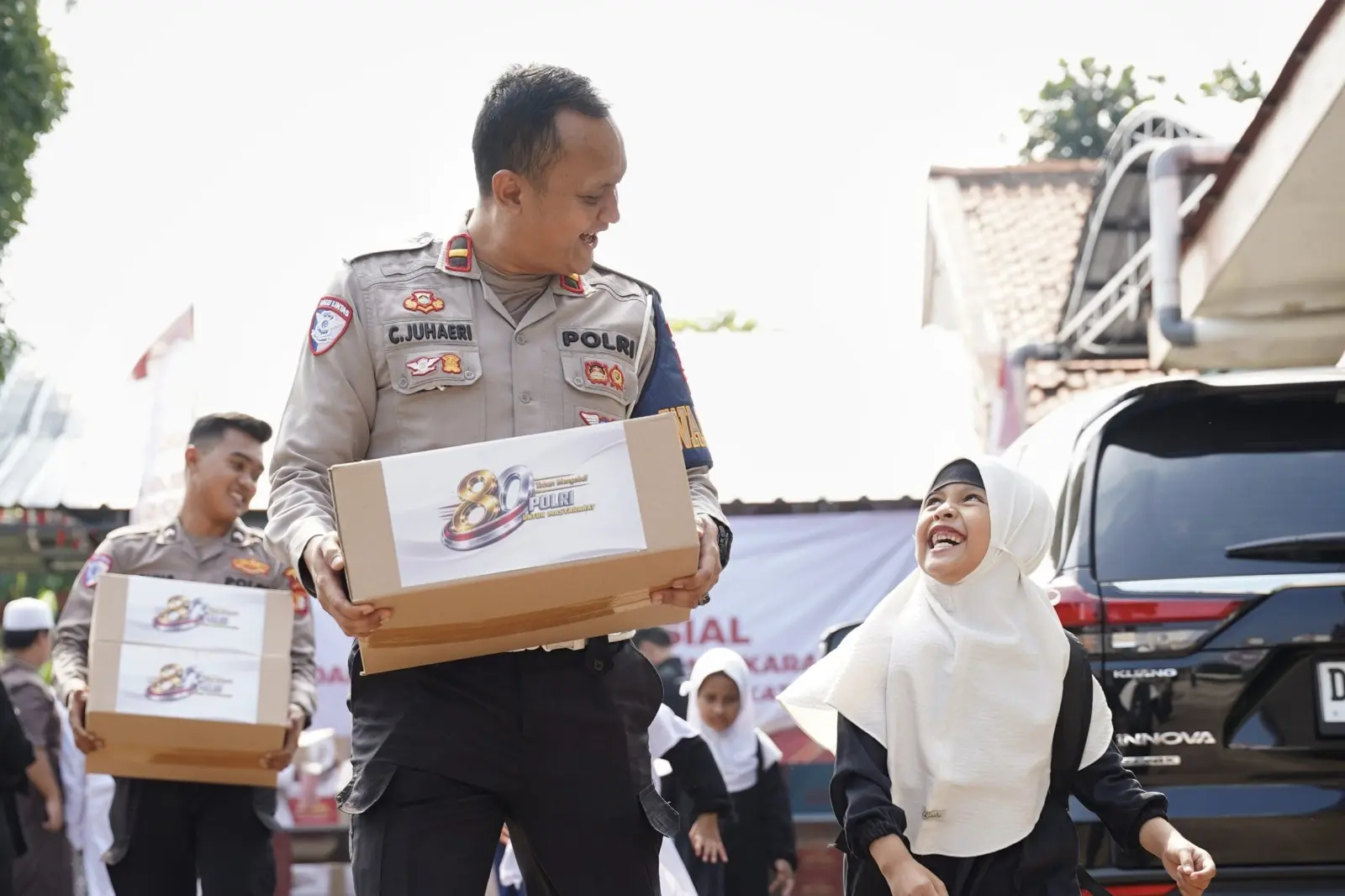 inp-distribute-500-food-packages-to-depok-care-homes