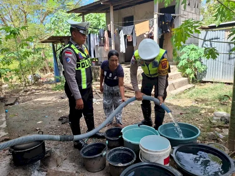 east-sumba-police-distribute-10000-liters-of-water-for-bhayangkara-day