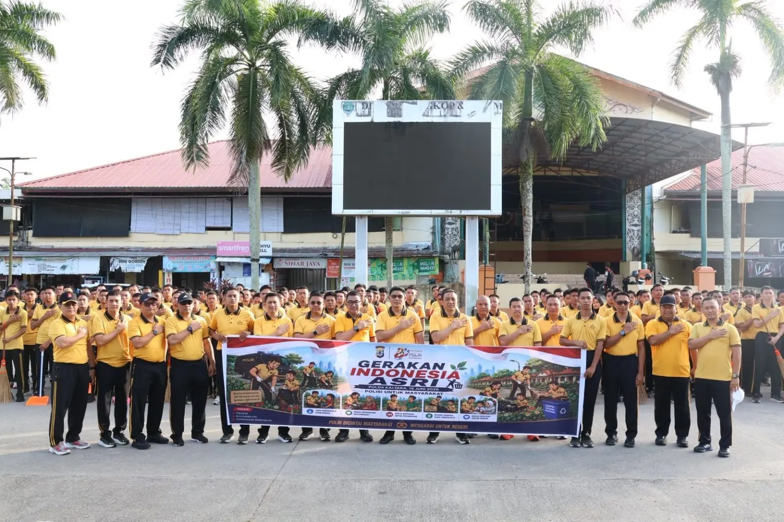north-kalimantan-police-chief-leads-market-clean-up-for-bhayangkara-day