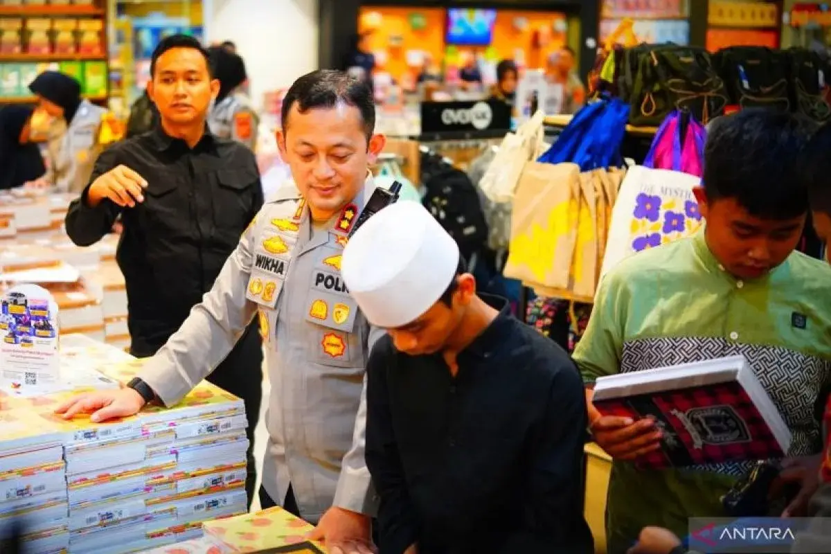 bogor-police-treat-80-orphans-to-school-shopping-spree