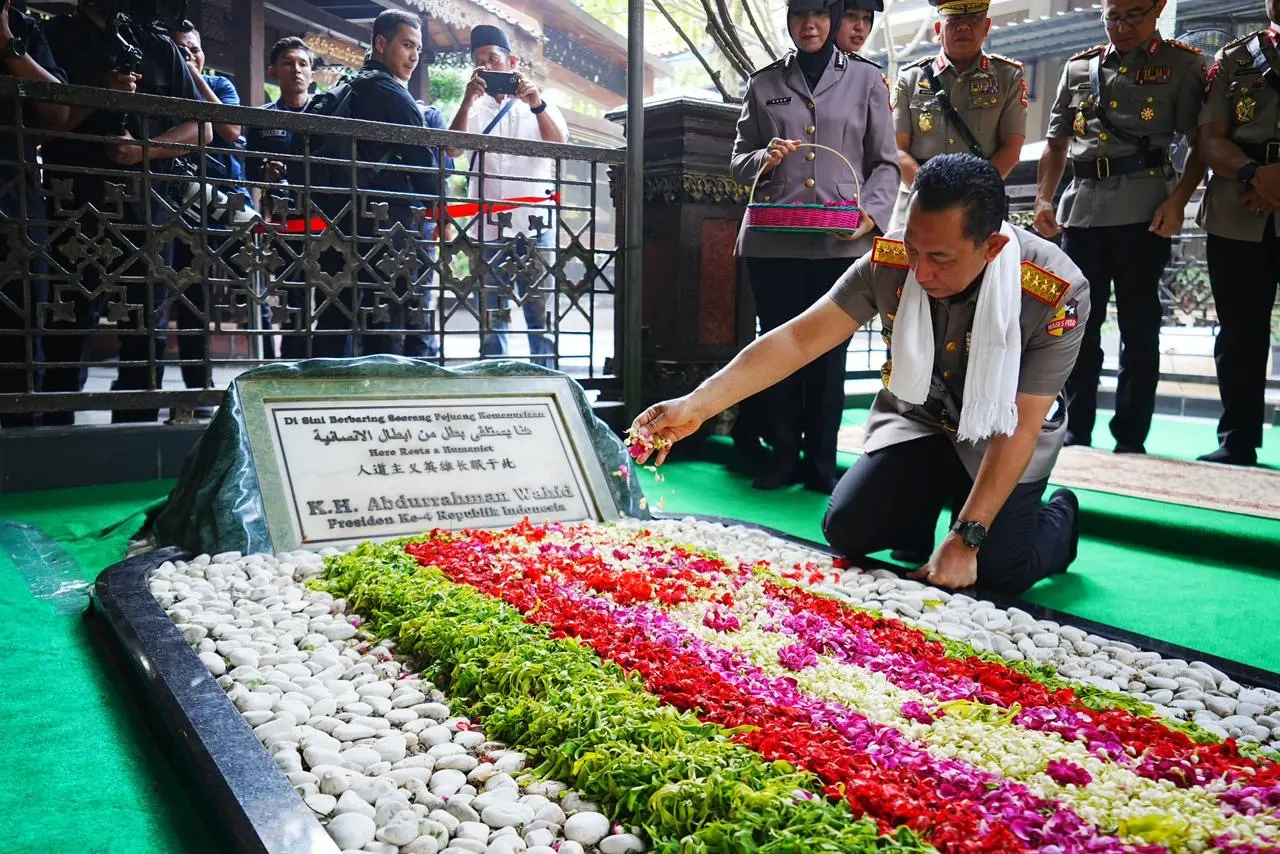inp-chief-honors-former-president-abdurrahman-wahid-ahead-of-80th-bhayangkara-day