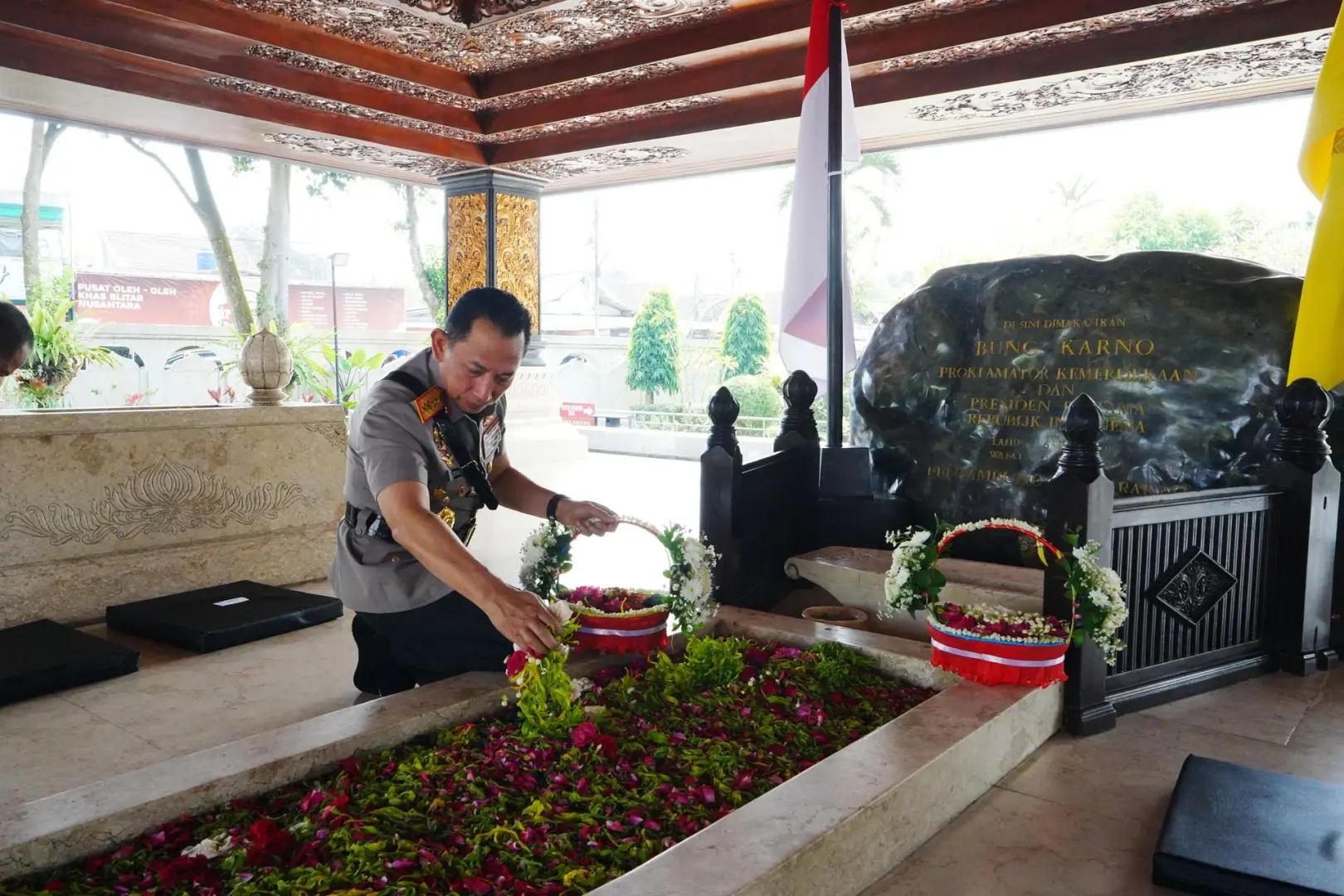 inp-chief-visits-former-president-soekarnos-grave-ahead-of-bhayangkara-day