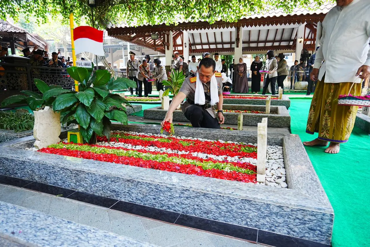 inp-chief-visit-president-gus-dur-grave-in-east-java-in-commemorating-bhayangkara-day