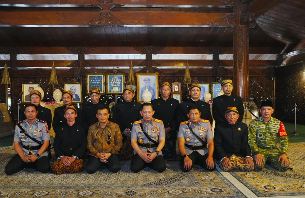 inp-chief-visits-former-president-soehartos-grave-for-bhayangkara-day