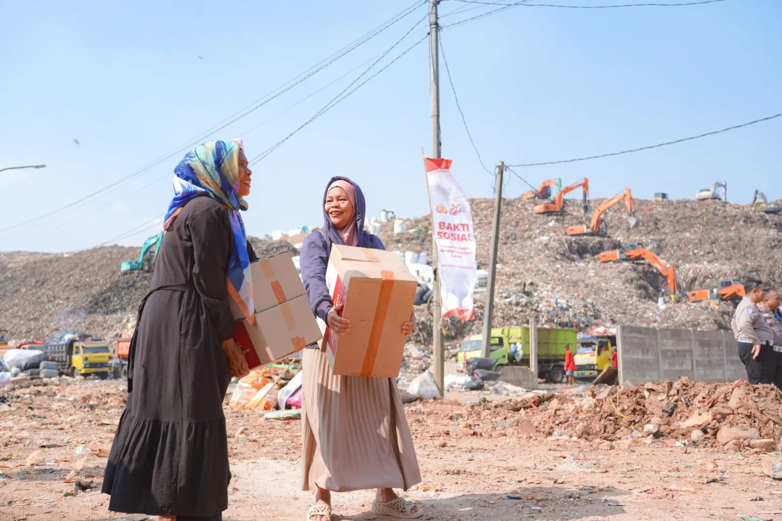 bekasi-residents-appreciate-police-social-aid-at-burangkeng-landfill