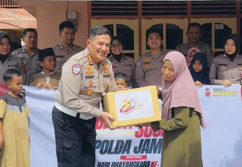 jambi-traffic-police-deliver-basic-supplies-to-local-orphanages