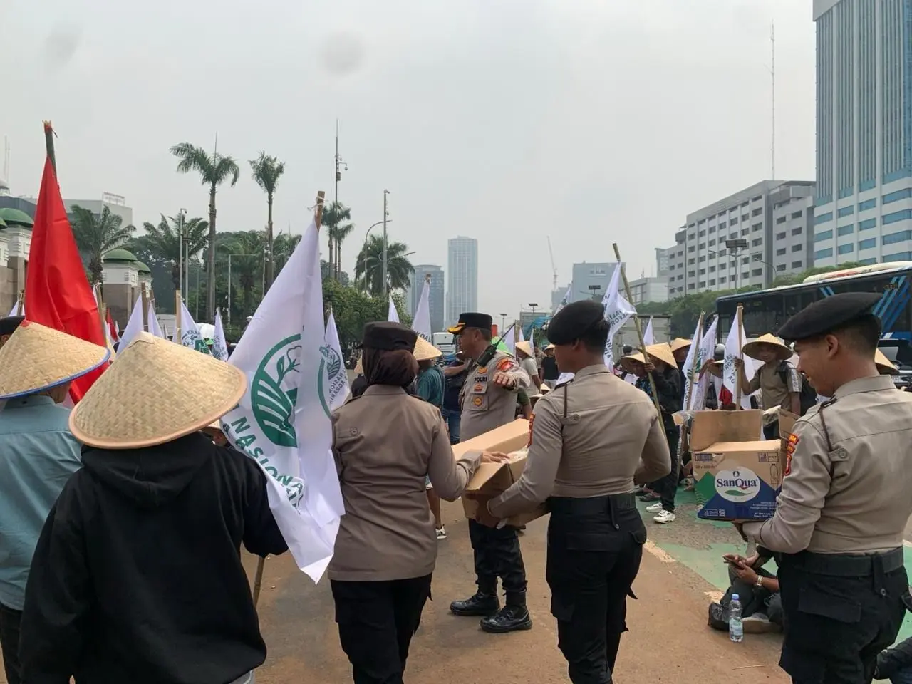 police-provide-snacks-and-water-to-agrarian-reform-protestors