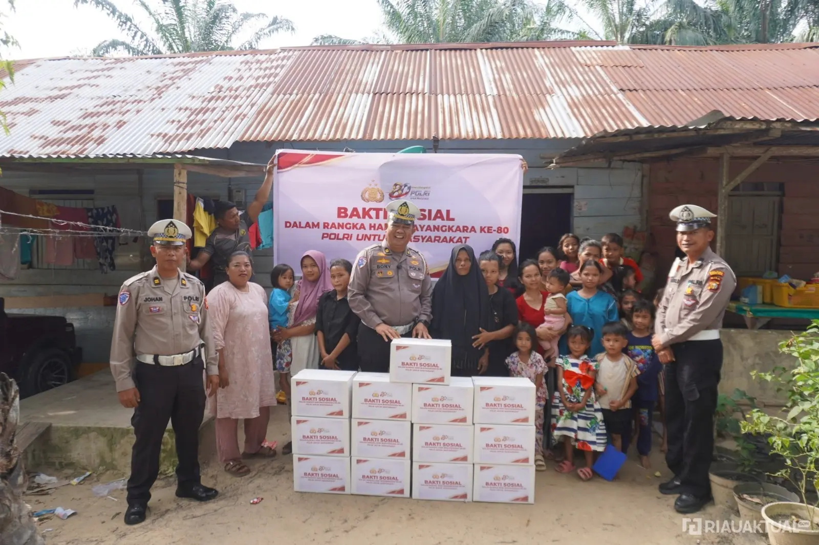 rokan-hilir-traffic-police-distribute-basic-food-packages-for-bhayangkara-day