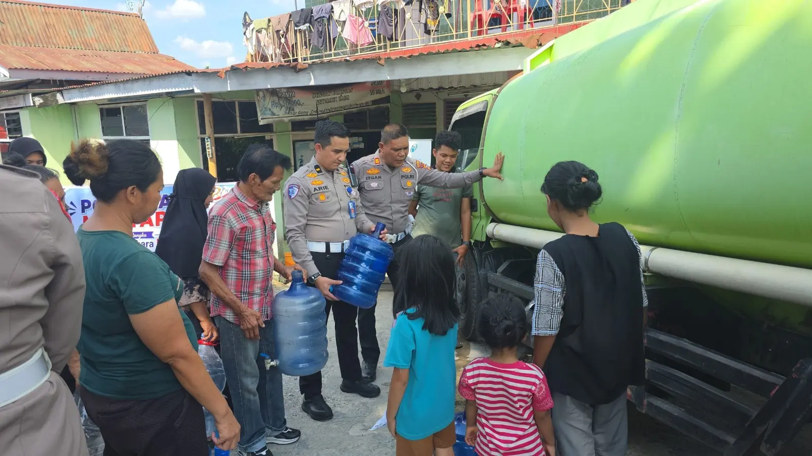 pekanbaru-traffic-police-distribute-10000-liters-of-clean-water