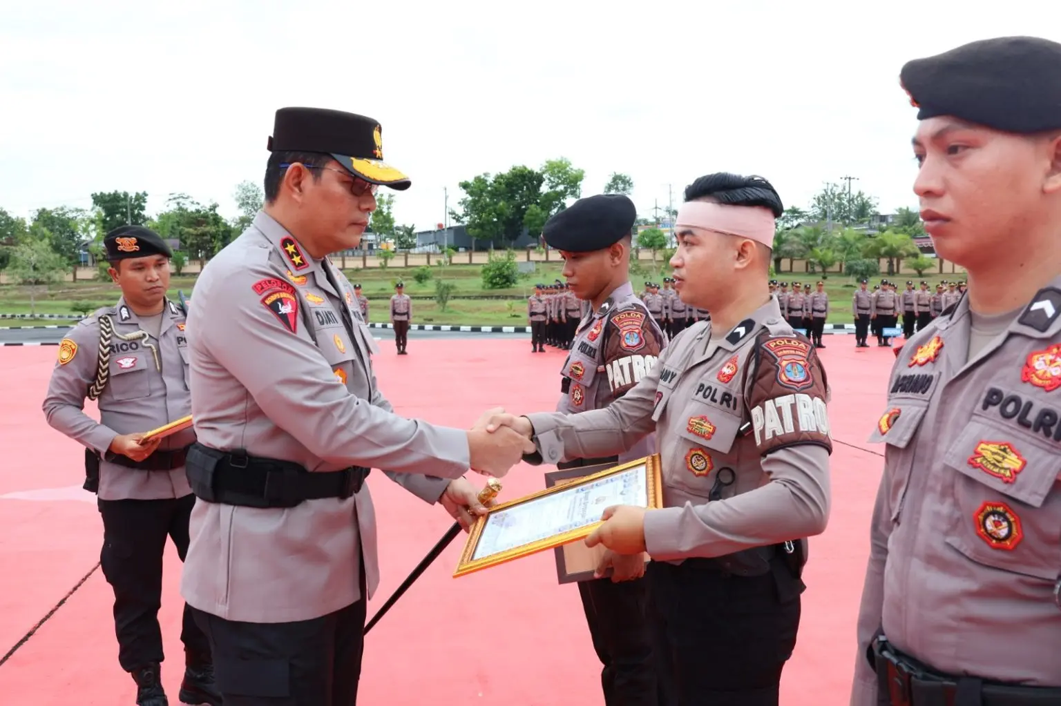 north-kalimantan-police-chief-awards-fast-response-110-officers-for-public-service