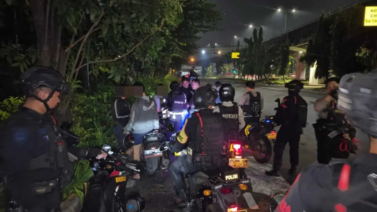 11-teenagers-secured-by-police-following-night-patrol-in-east-jakarta
