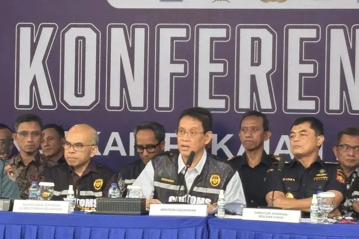 43-containers-of-illegal-imported-clothes-confiscated-total-worth-reached-idr-375-billion