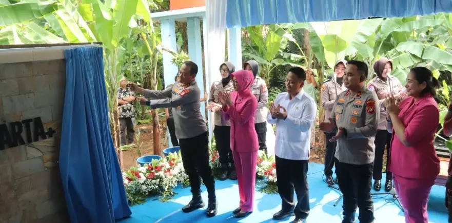 metro-jaya-police-provide-clean-water-facilities-for-depok-residents