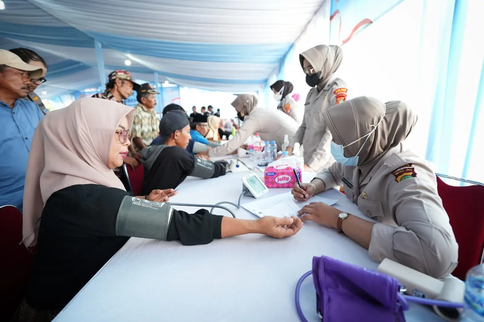 bekasi-police-provide-free-healthcare-and-welfare-aid-for-bhayangkara-day