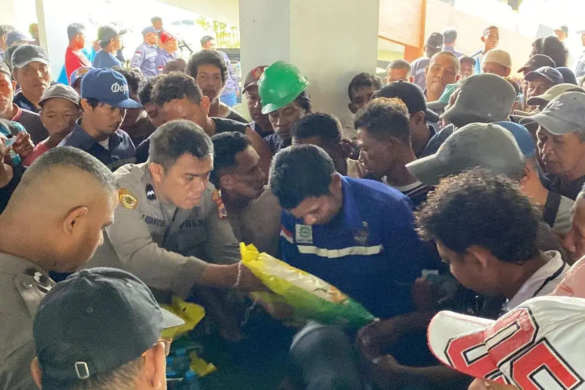 maluku-police-distribute-750-food-packages-to-ambon-laborers