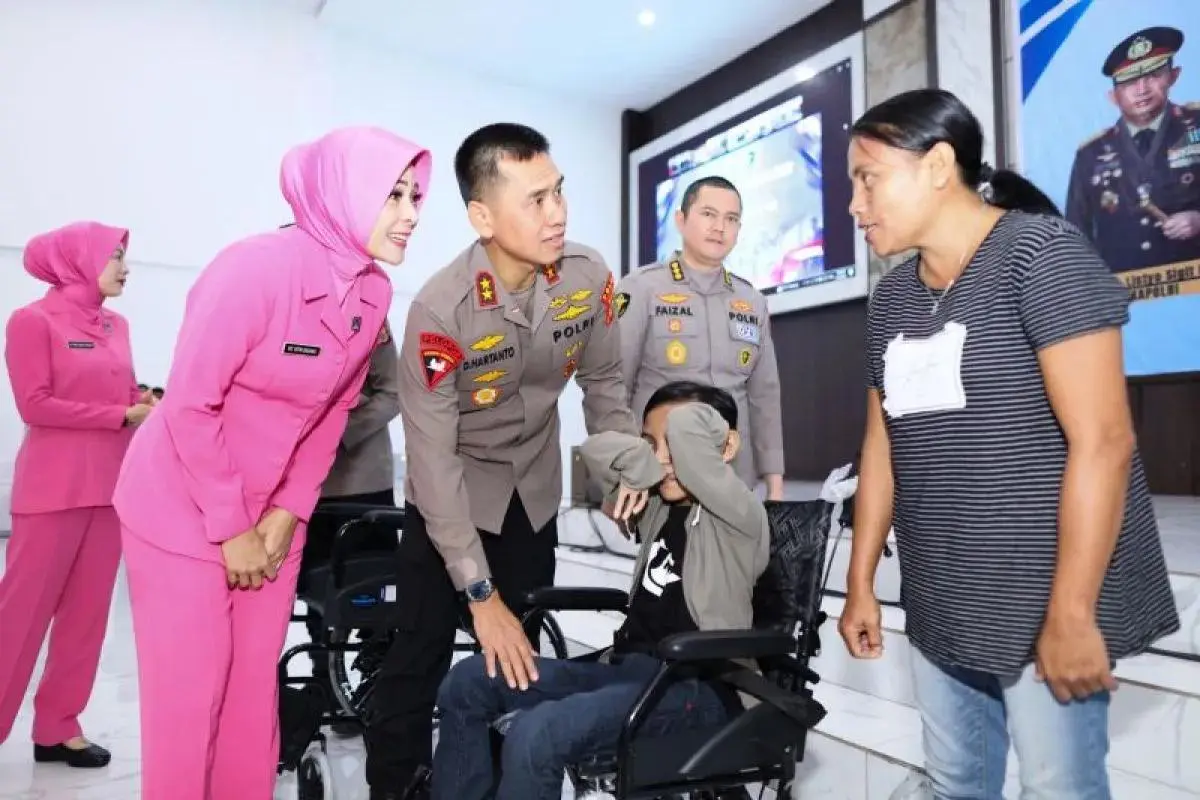 maluku-police-distribute-wheelchairs-to-disabled-residents-and-injured-officers