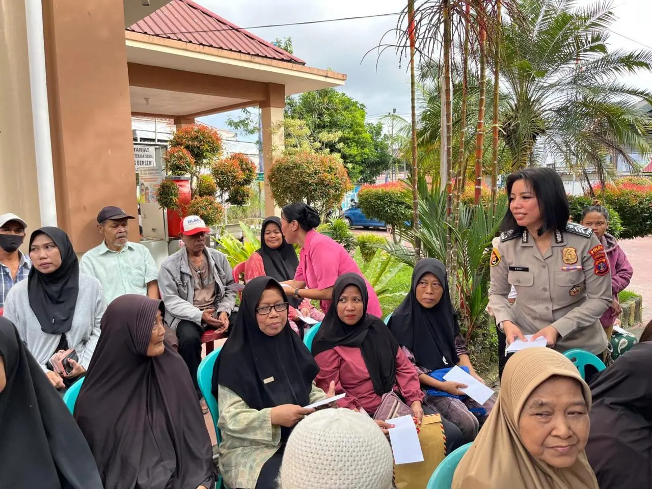 east-kalimantan-female-police-officers-and-bhayangkari-hand-out-social-aid-in-balikpapan
