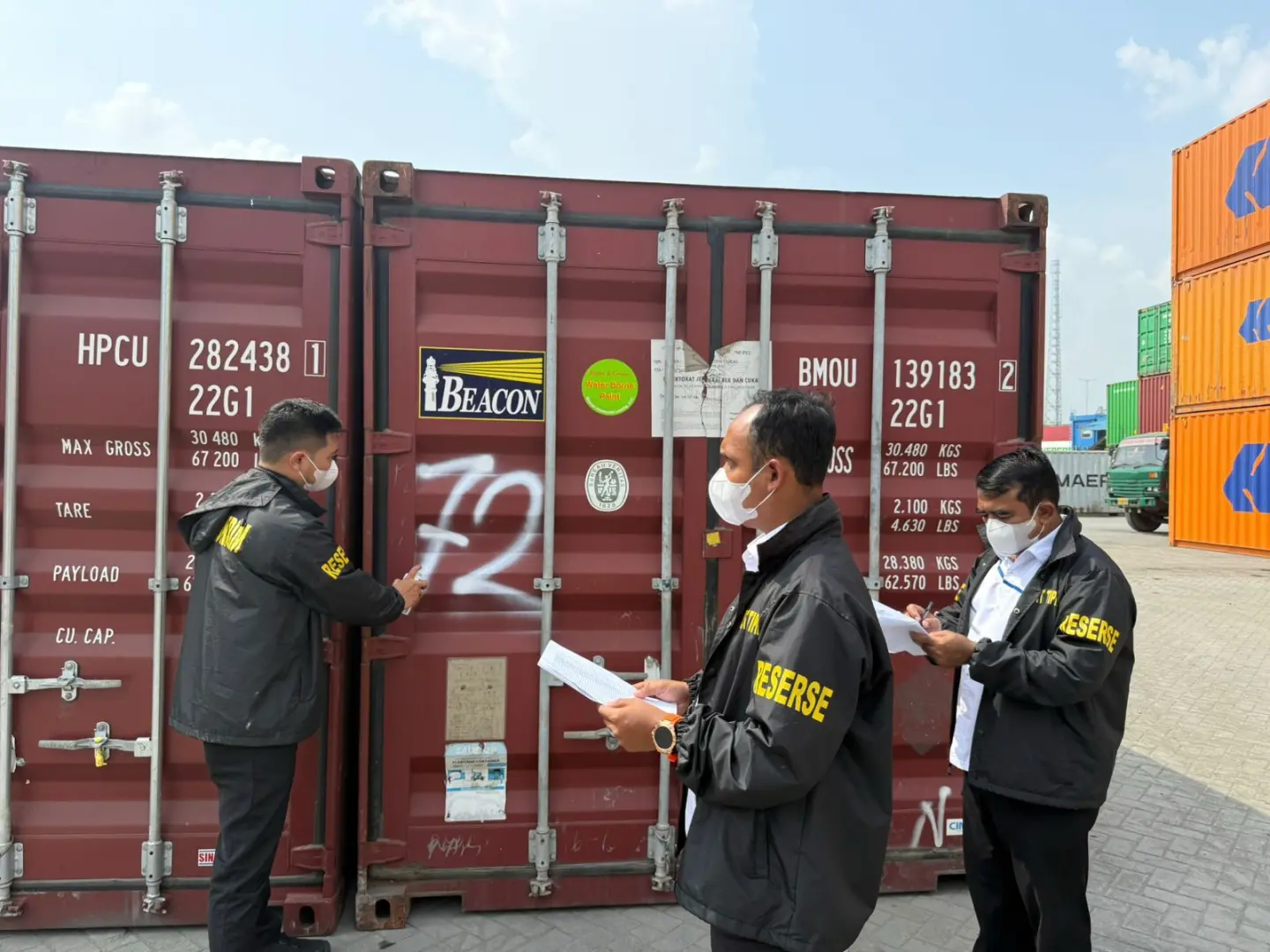 police-examines-the-containers-of-pt-mms-and-confiscates-300-export-document