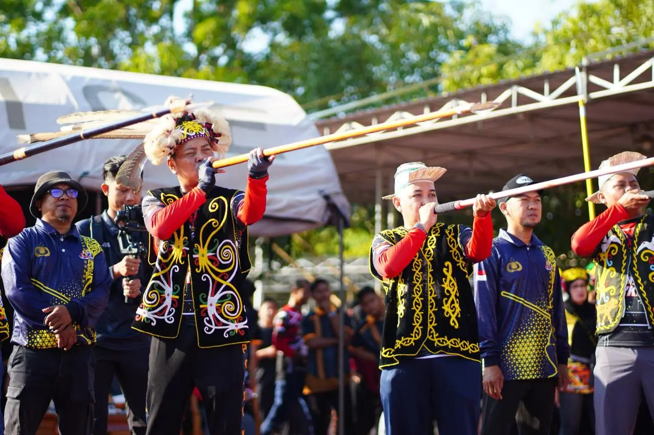 east-kutai-police-celebrate-bhayangkara-day-with-traditional-blowpipe-contest