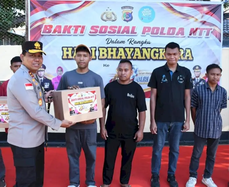 east-nusa-tenggara-police-chief-distributes-100-food-packages