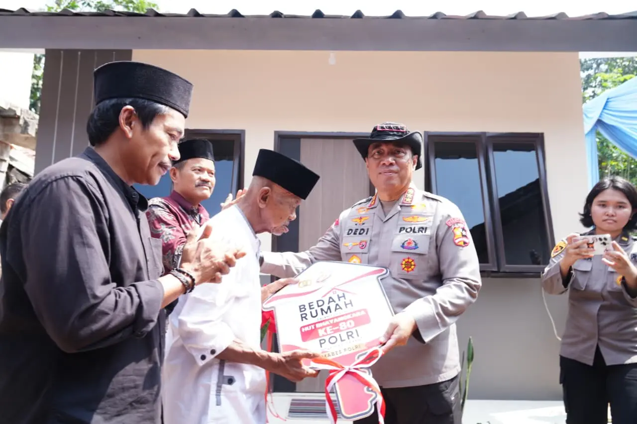 celebrating-80th-bhayangkara-day-an-elderly-house-renovated-by-the-police