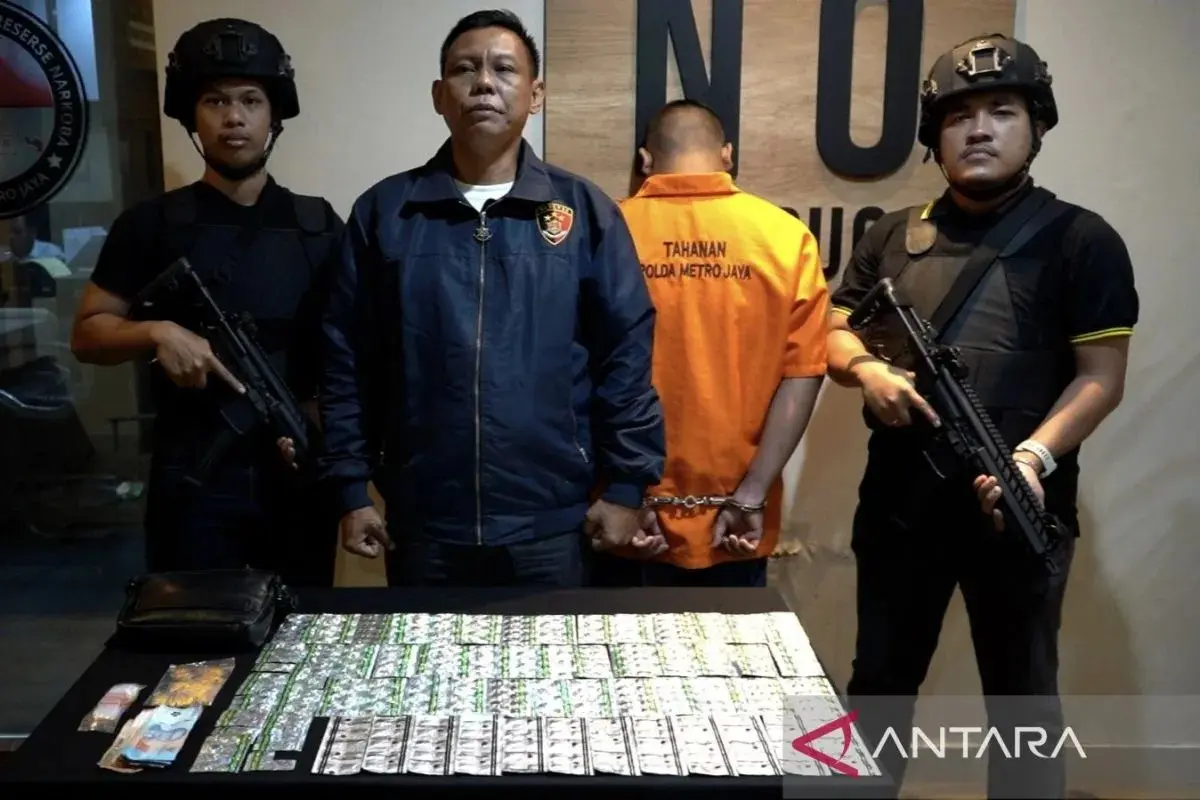 illegal-prescription-drugs-selling-operation-busted-by-police-in-bekasi
