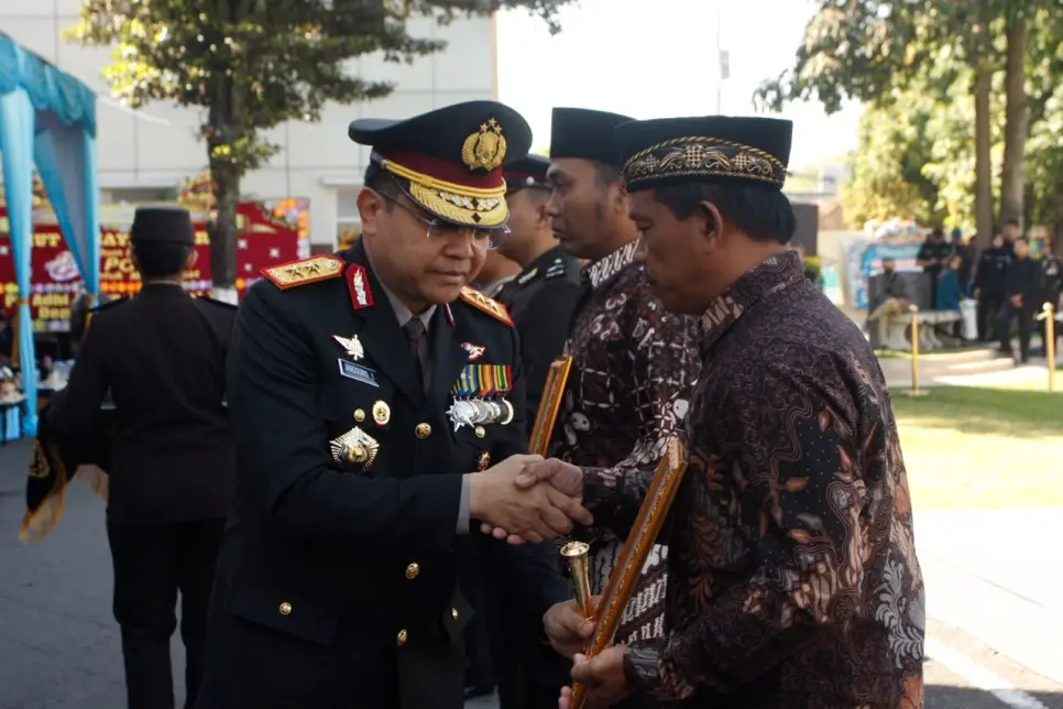 yogyakarta-police-awards-officers-and-civilians-on-80th-bhayangkara-day