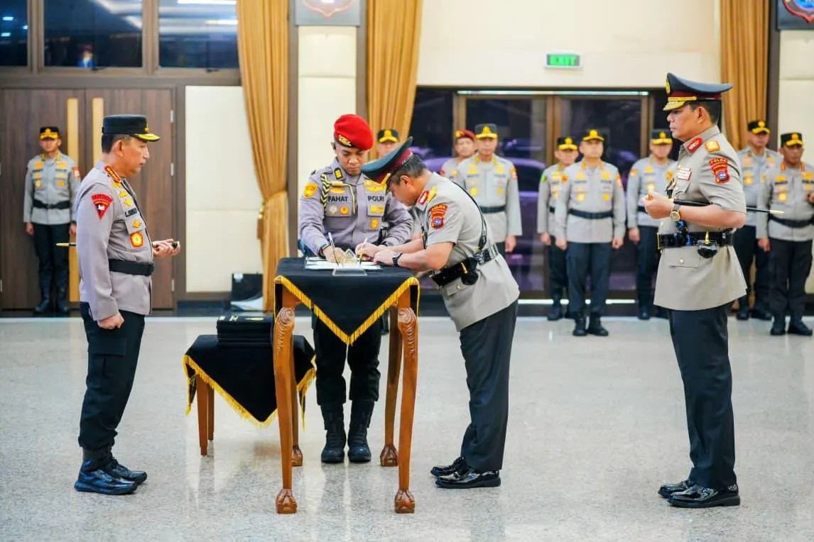 inp-chief-formally-inducts-six-new-regional-police-chiefs