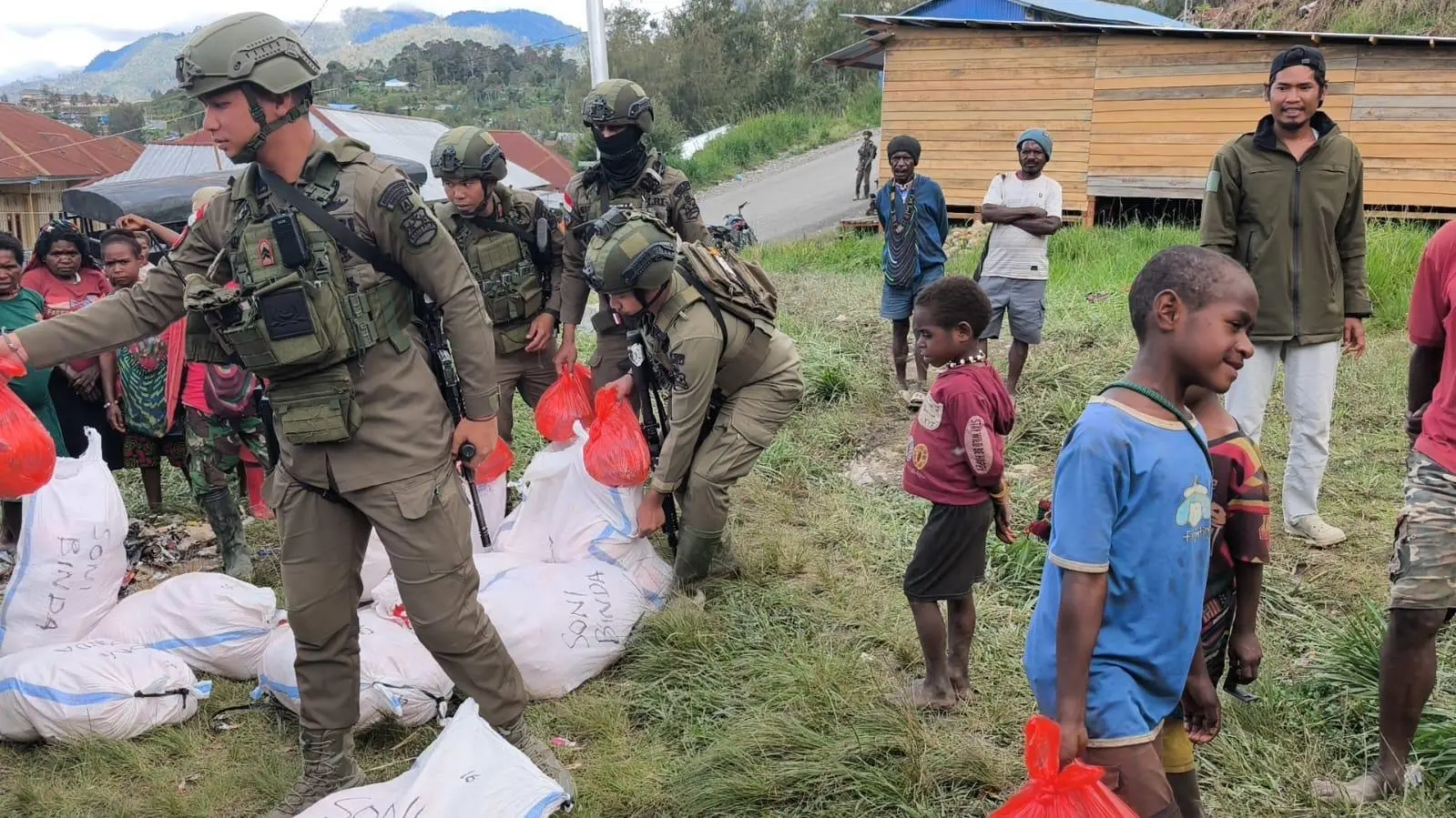 damai-cartenz-task-force-runs-trauma-healing-in-intan-jaya-distributes-presidential-aid-in-agisiga
