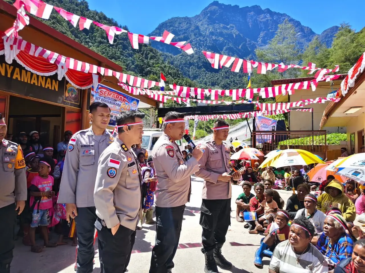 tembagapura-police-distributes-food-packages-and-school-supplies-to-remote-villages