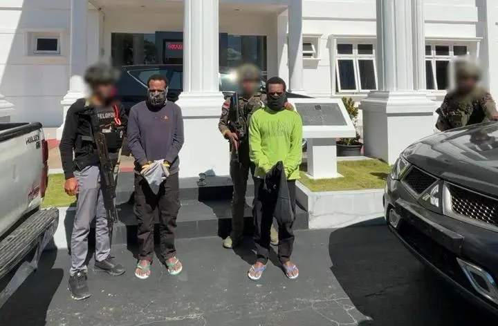 damai-cartenz-task-force-hands-over-two-armed-conflict-suspects-to-jayawijaya-prosecutors