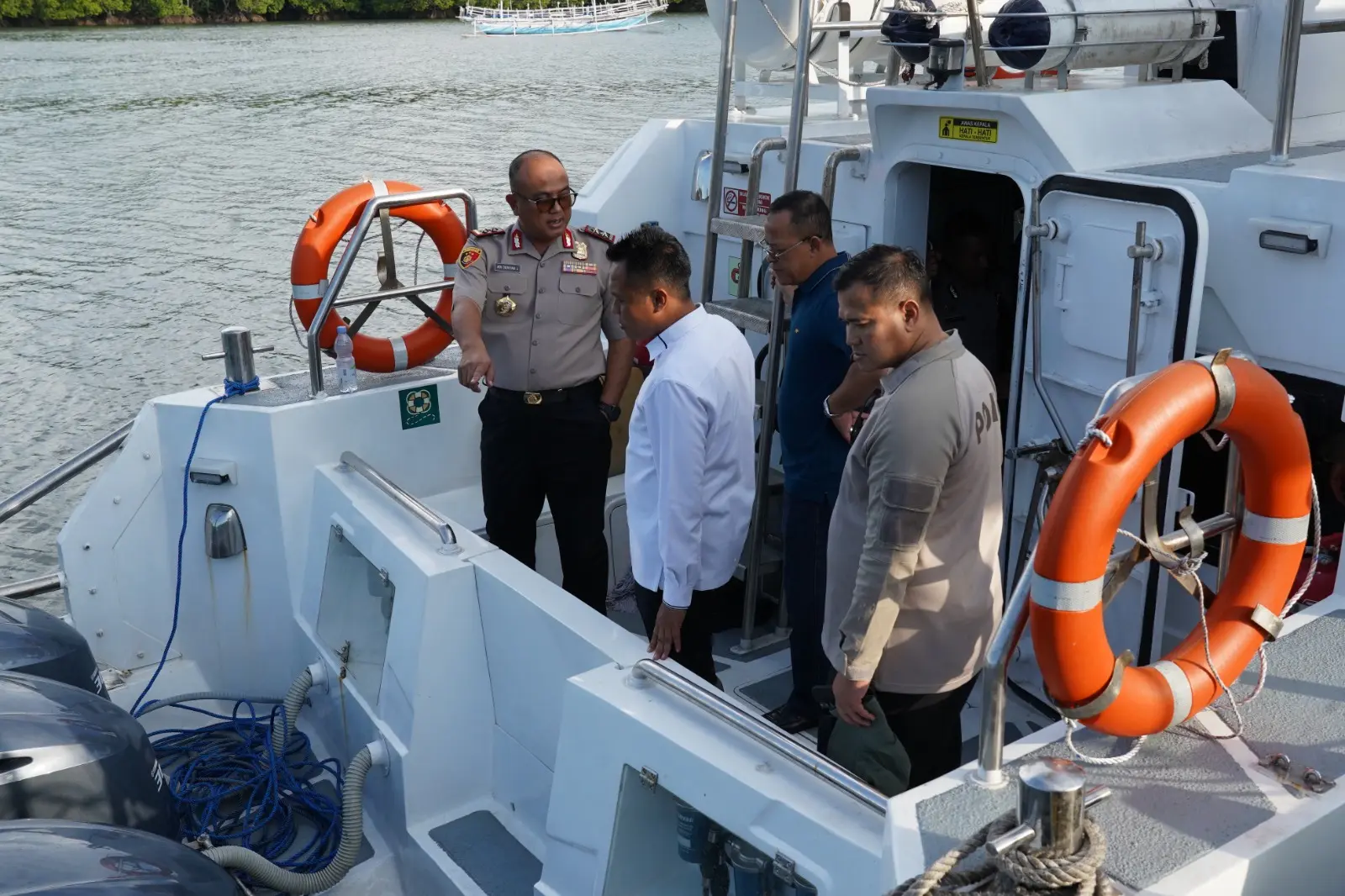 west-sulawesi-police-chief-inspects-new-patrol-vessel-to-boost-maritime-security