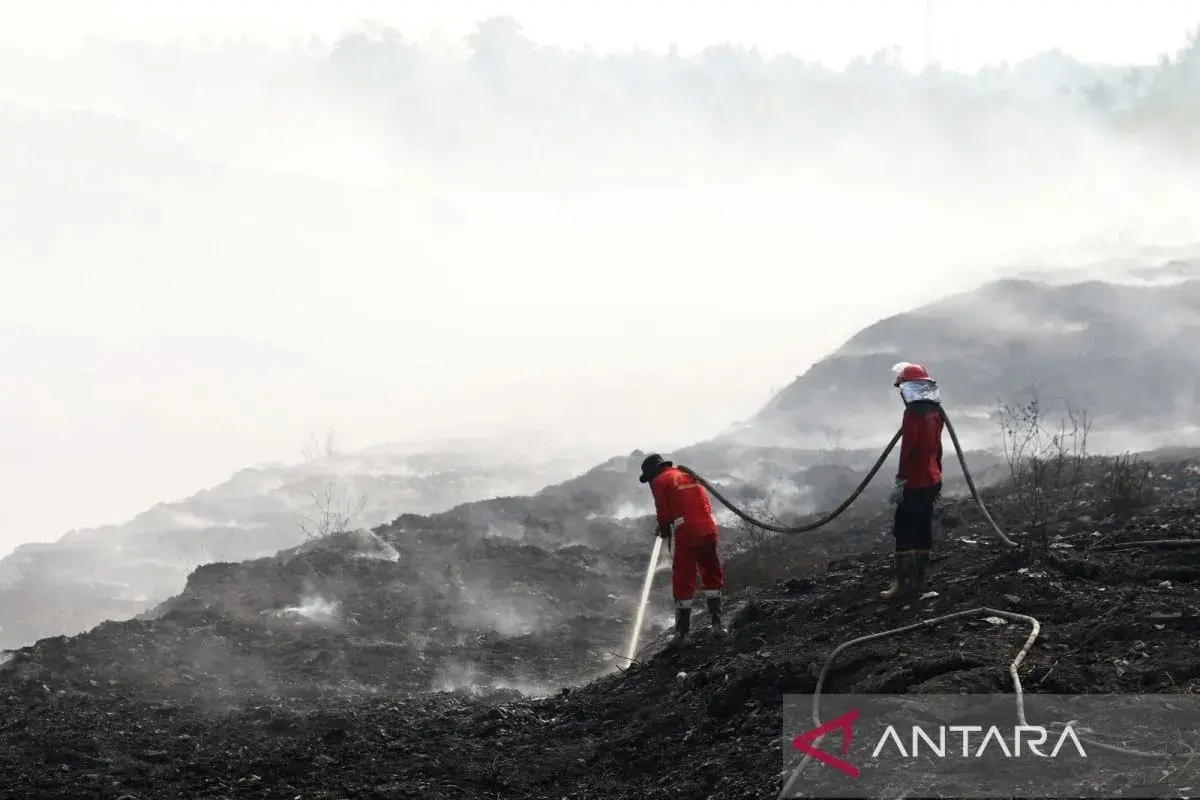 bnpb-extends-the-fire-extinguishing-effort-on-jatiwaringin-landfill