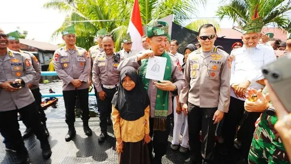 elementary-student-presents-hand-drawn-portrait-to-inp-chief-in-dumai