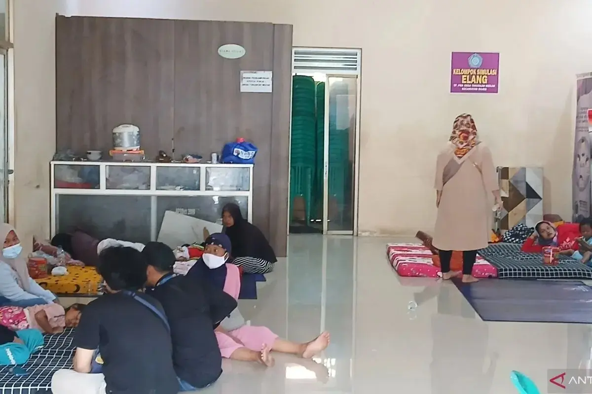 banten-police-patrol-evacuated-residential-areas-following-jatiwaringin-landfill-fire