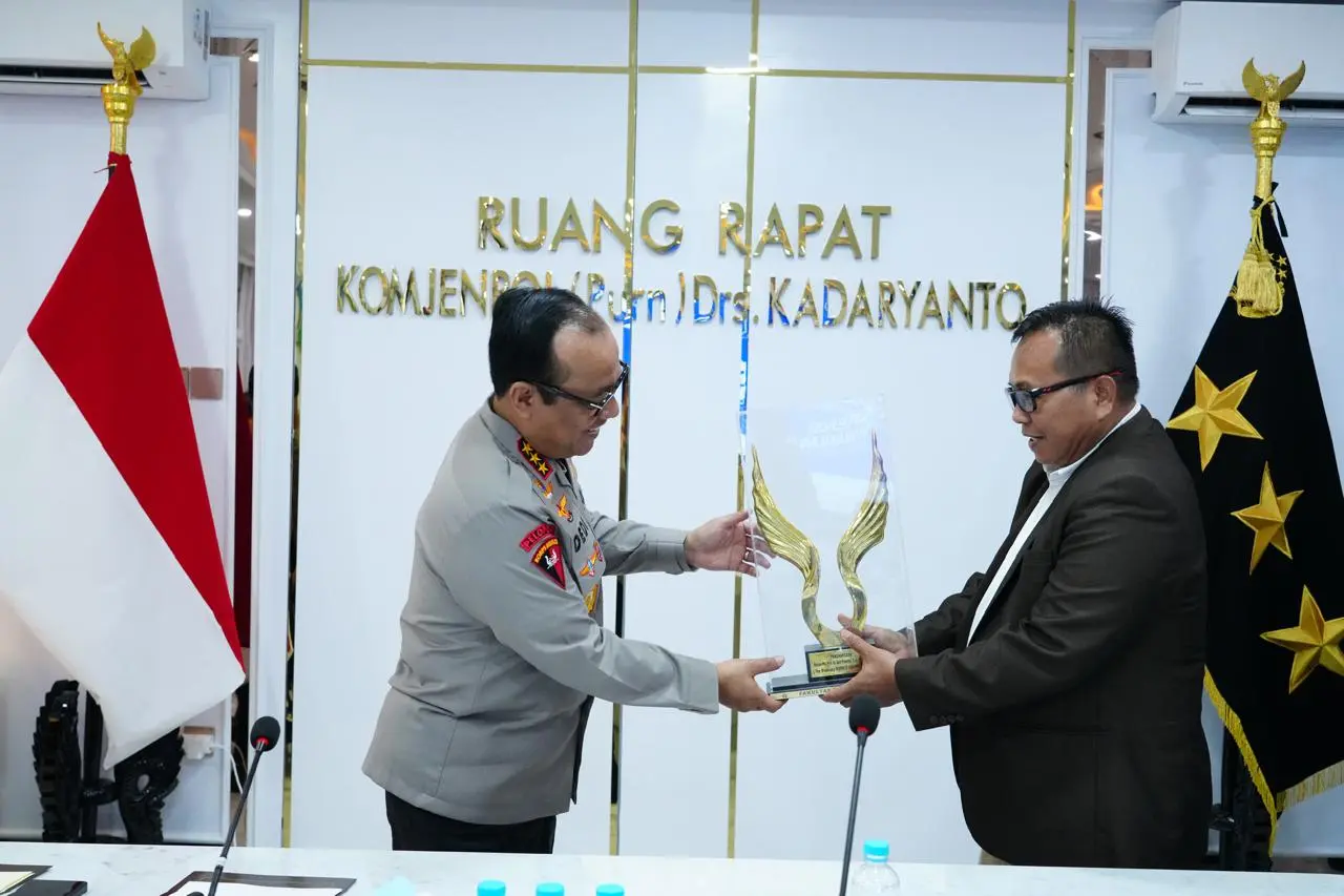 inp-vice-chief-awarded-by-unissula-for-further-developing-police-education