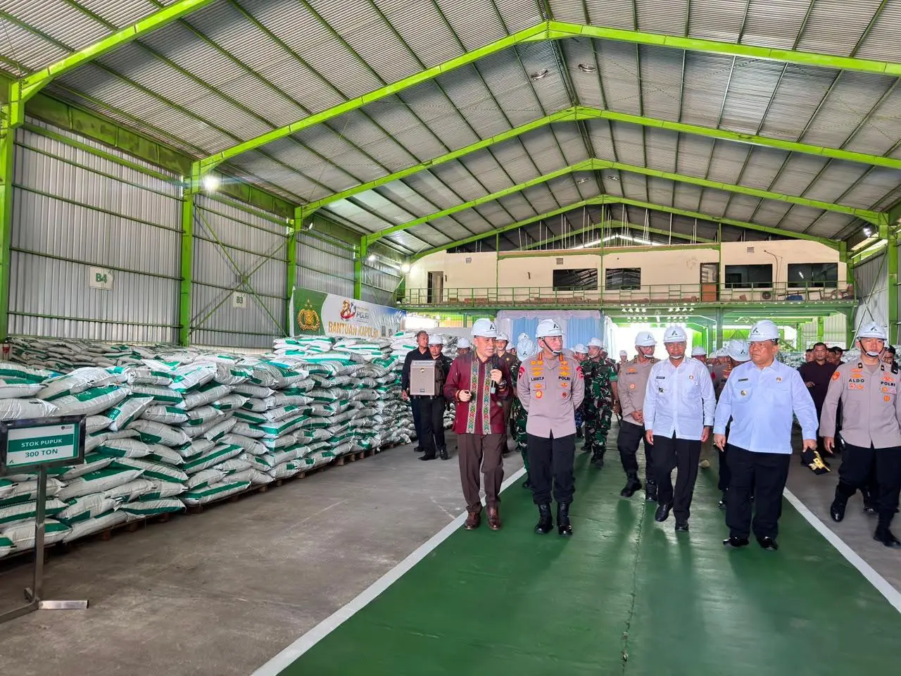inp-chief-reviews-coal-fertilizer-factory-in-kampar-regency-supporting-better-agricultural-productivity