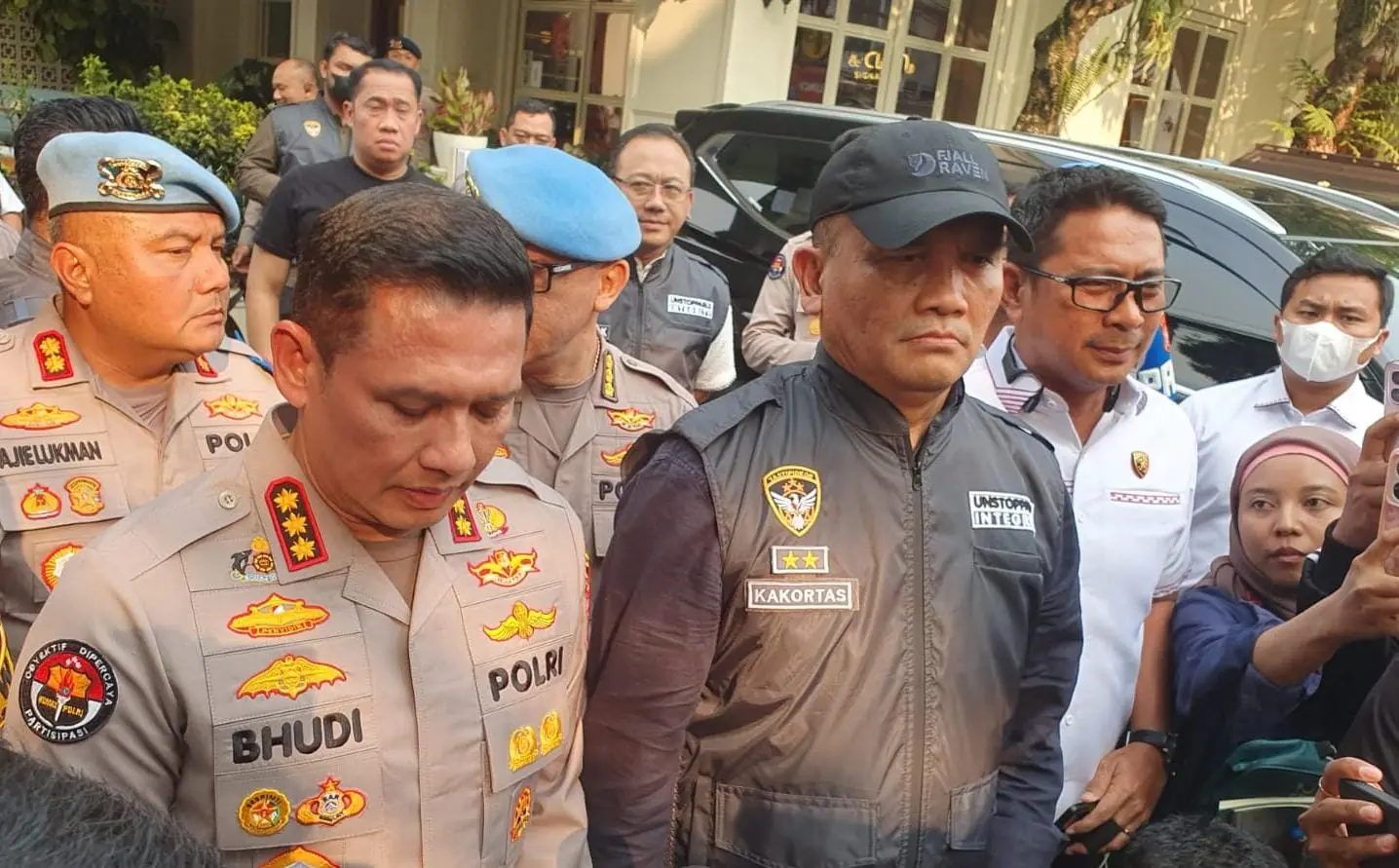 inp-and-metro-jaya-police-raid-cafe-and-money-changer-in-corruption-probe