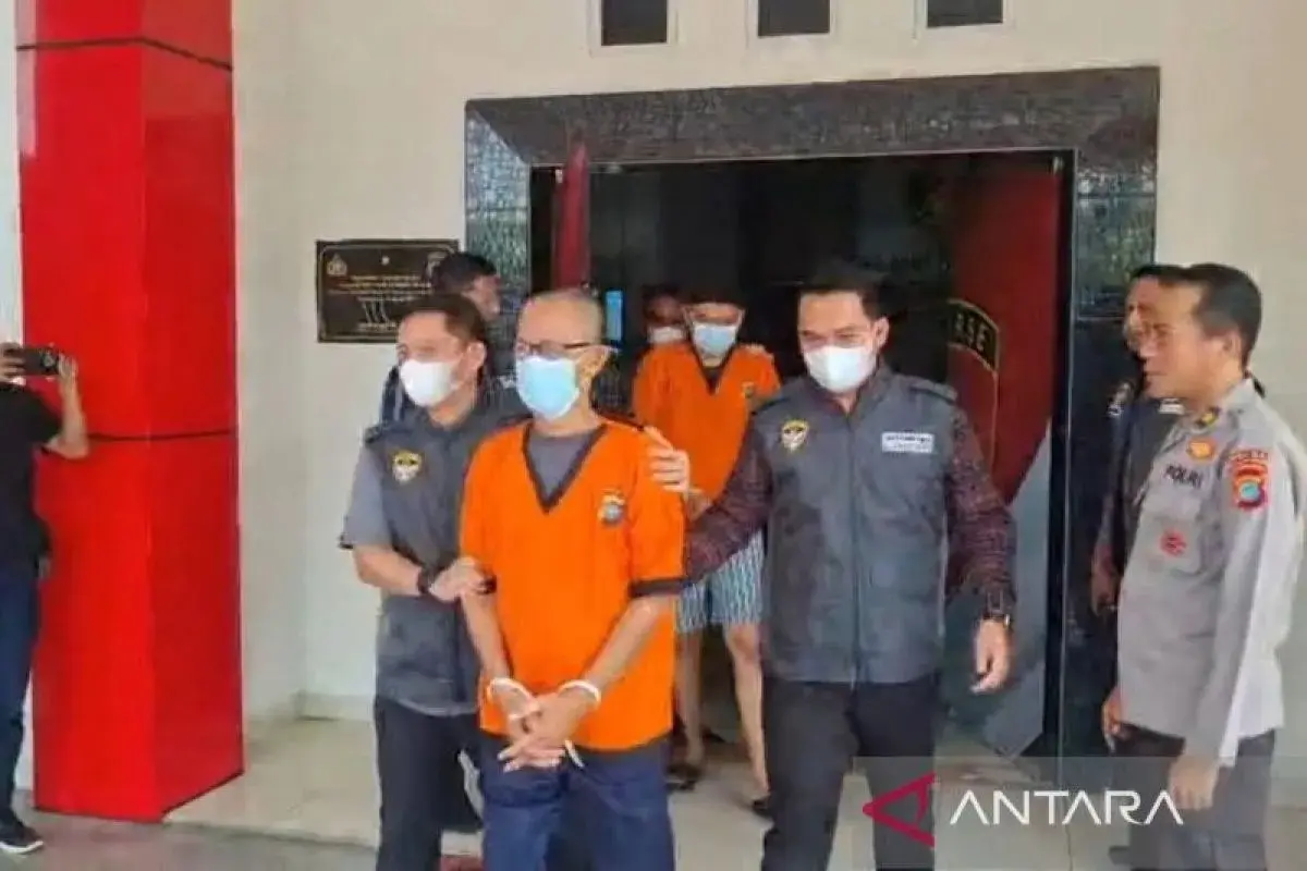 bangka-belitung-police-hand-over-2-koni-corruption-suspects-to-prosecutors
