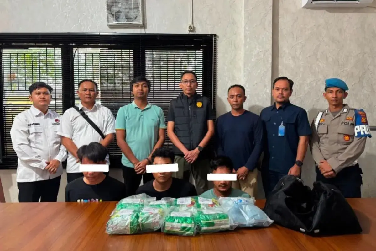 bengkalis-police-seize-8-kg-of-crystal-meth-and-5000-ecstasy-pills-in-multi-city-sweep