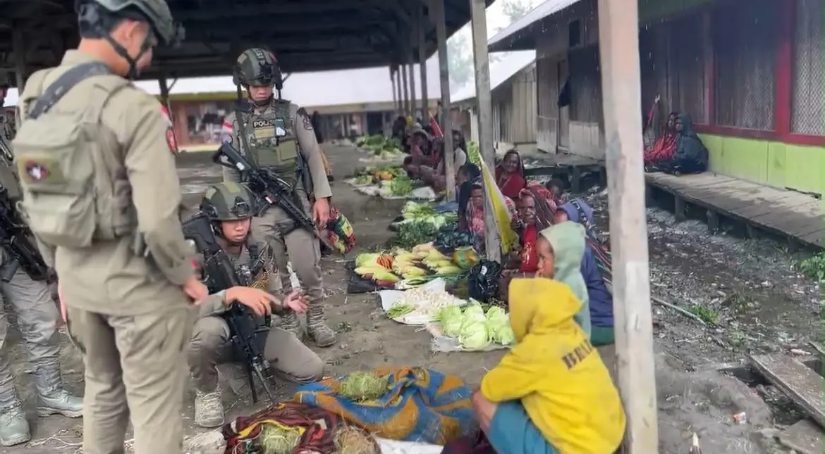 damai-cartenz-task-force-conducts-dialogue-patrols-to-secure-sinak-market-in-central-papua