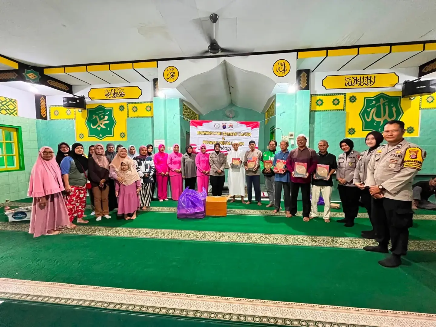 east-kalimantan-female-police-officers-and-bhayangkari-distribute-aid-to-local-worshippers