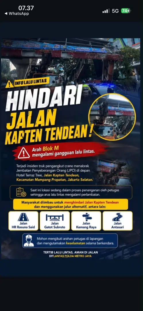 traffic-congestion-on-jalan-tendean-as-truck-gets-stuck-under-pedestrian-bridge