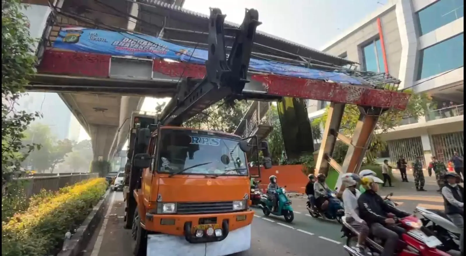 police-tells-the-chronology-of-a-truck-crashing-into-pedestrian-bridge-in-south-jakarta