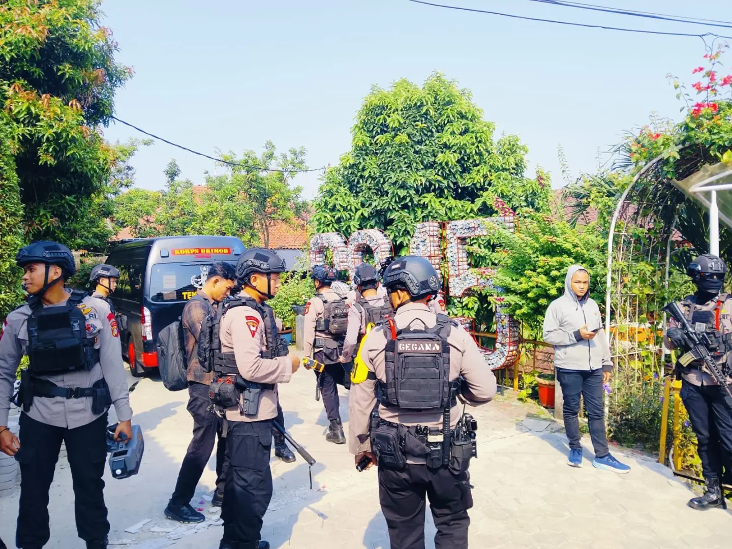police-raid-clandestine-lab-in-semarang-thousands-of-drug-pills-seized